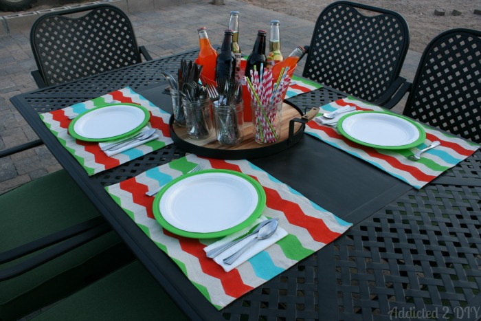 Easy summer outdoor table setting - Come see this great placemat tutorial!