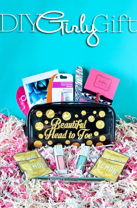 Looking a great gift for a girl? This DIY make up bag is simple & swoon-worthy! 