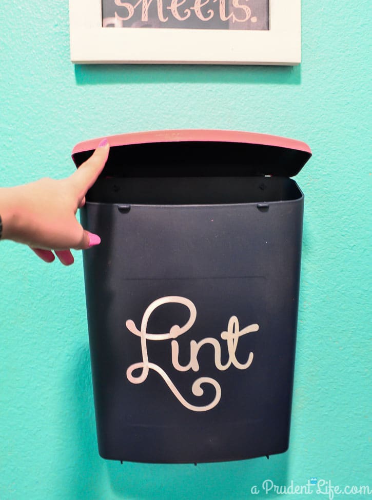 This is a great idea - make a wall mounted lint bin next to the dryer! My laundry room is so much better without the old shoebox of lint sitting on top of the dryer. And there is a link to buy the pretty Lint label! 