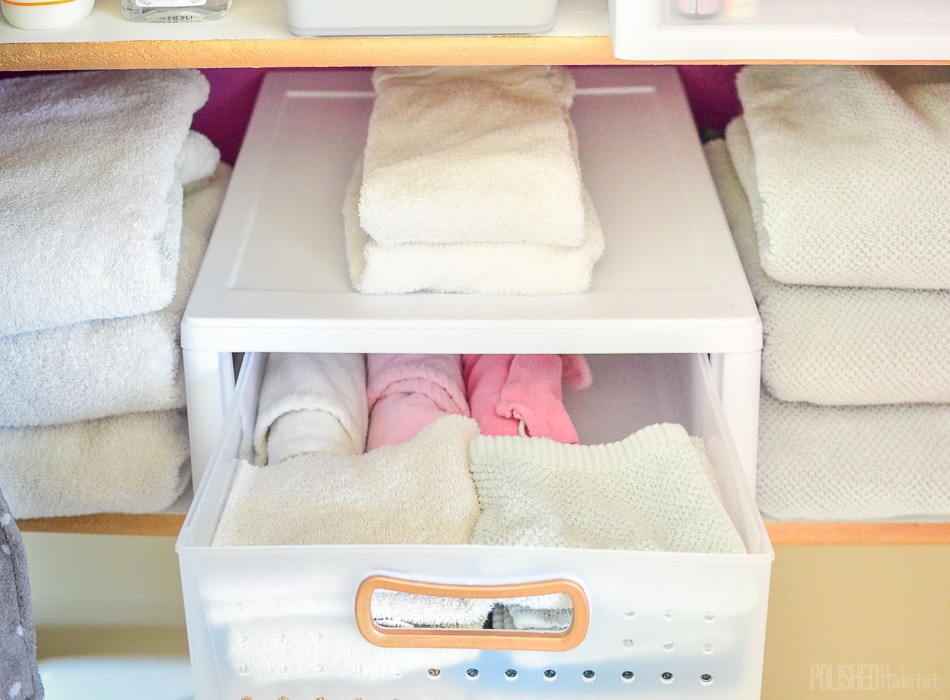 Who else finds it difficult to keep towels and washcloths stacked neatly? Using a drawer for the washcloths corrals them AND serves as a divider to keep towels upright. Bathroom organization for the win! 