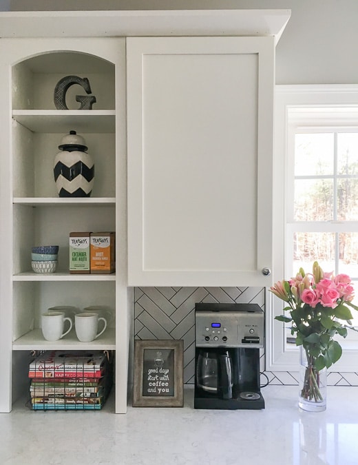 Combination of open & closed shelving in a kitchen