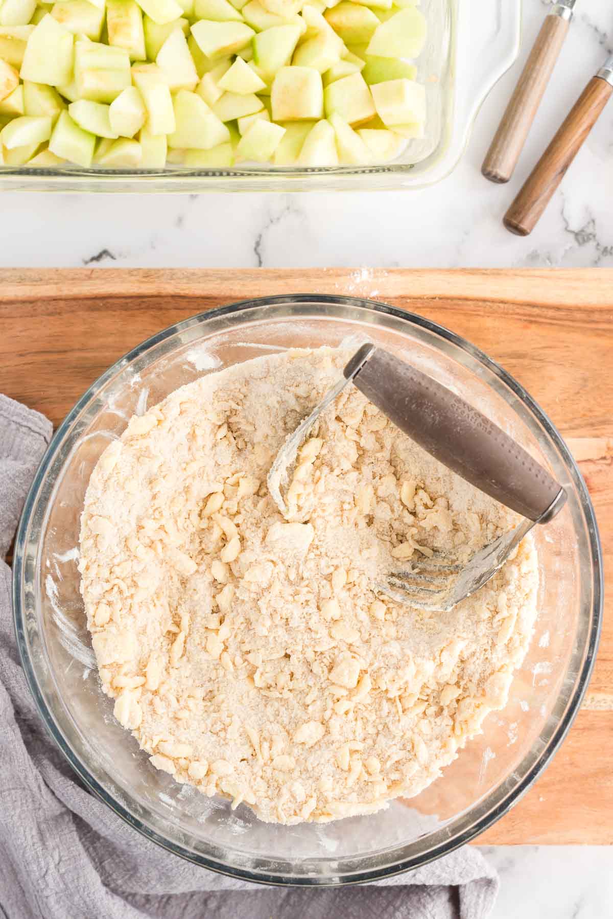 Using a pastry blender for apple crisp