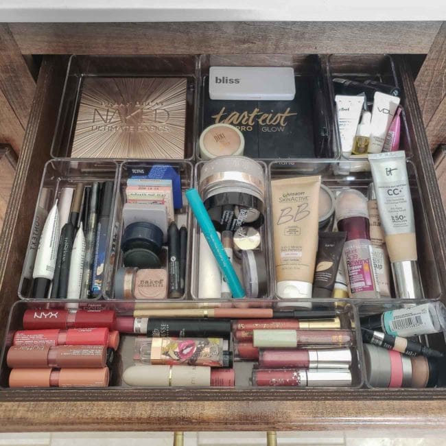 https://www.polishedhabitat.com/wp-content/uploads/2019/11/Makeup-Organization-in-Drawer-092515-650x650.jpg