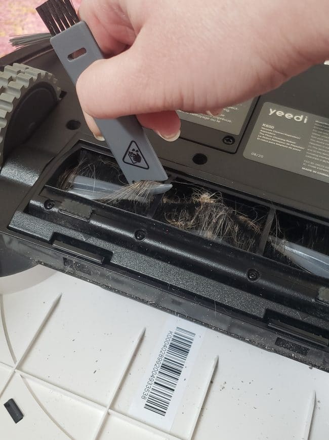 using razor to clean vacuum roller